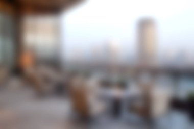 Bu resim, şık mobilyalarıyla rahat bir balkon sergiliyor. Günbatımında muhteşem bir gökyüzü manzarası sunuyor. Rahatlama ve sosyal toplanma için mükemmel..