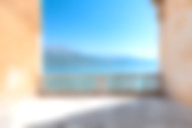 Parlak mavi gökyüzünün altında berrak bir göl ve dağlara açılan bulanık bir kemer yolu olan büyüleyici bir manzara, sükuneti uyandırmak için mükemmel..