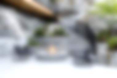 Bu resim, bereketli yeşillik ve taş elementlerle çevrili şık bir ateş çukurunun bulunduğu rahat bir açık hava alanı sergiliyor, rahatlama ve toplanma için mükemmel..