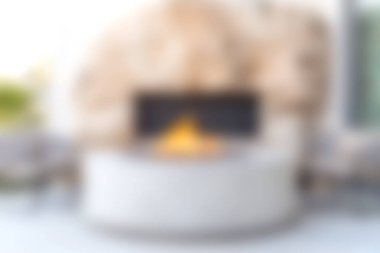 Bu sakin açık hava sahnesinde rahat bir ateş çukuru var. Etrafı davetkar oturma yerleriyle çevrili. Rahatlatıcı akşamlar ve doğadaki sosyal toplantılar için mükemmel..