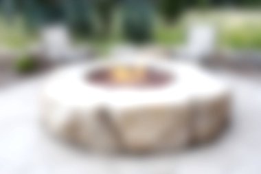 Doğal taştan yapılmış sakin bir ateş çukuru, rahat akşamlar için ideal, arkadaşlarla buluşmalar, ve güzel bir ortamda rahatlatıcı anlar..