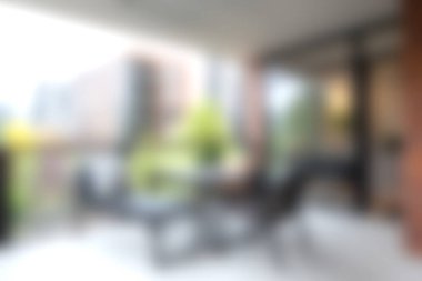 Rahat koltuklar ve yemyeşil bitkilerle dolu modern bir balkon huzurlu bir şehir kaçışı sunuyor. Rahatlamak ve açık havanın tadını çıkarmak için mükemmel..