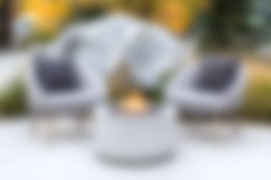 Bu görüntü, doğayla çevrili şık bir ateş çukuru olan rahat bir açık hava oturma alanı yakalıyor. Huzurlu bir ortamda rahatlama ve toplanma için mükemmel..