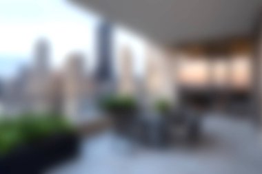 Modern bir balkon gün batımında çarpıcı bir şehir manzarası sunuyor, zarif açık hava mobilyaları ve yeşil bitkilerin yer aldığı, rahatlatıcı bir ortam yaratıyor..