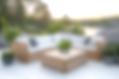 Modern mobilyaların, yemyeşil yeşilliklerin ve gün batımında sakin bir atmosferin yer aldığı açık hava yaşam alanını davet etmek, dinlenme ve rahatlama faaliyetleri için ideal..