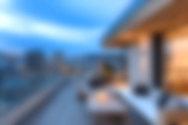 Bu resim modern bir şehir balkonunu tasvir ediyor. Şık bir oturma ve huzurlu bir akşam gökyüzü. Rahatlama ve rahatlama için ideal sakin bir atmosfer yaratıyor..