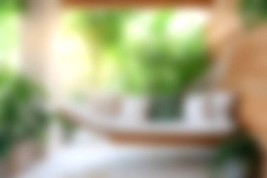 Canlı yeşilliklerle dolu sakin bir bahçe alanı keşfedin. Rahatlamak ve rahatlamak için mükemmel. Doğanın ve modern tasarımın uyumlu karışımının tadını çıkar..