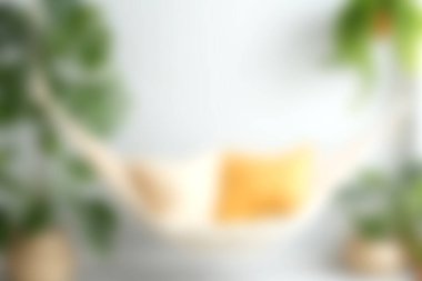 Çağdaş bir evde rahatlamak ve rahatlamak için mükemmel, yemyeşil bitkilerle çevrili, kapalı bir hamak. Huzur ve sükuneti kucaklayın..