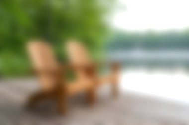 Huzurlu bir göl kenarı güvertesine tünemiş, büyüleyici ahşap koltuklarda rahatlayın. Yeşilliğin ortasında. Doğada gevşemek için mükemmel..