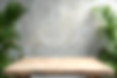 Yumuşak odaklı, yeşil bitkilerle çevrili, dokulu gri bir duvara dayanmış, minimalist ev dekorunu sergilemek için mükemmel, ahşap bir masa içeren sakin bir sahne..