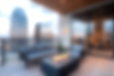 Şık kentsel balkon, alacakaranlıkta şehrin ufuk çizgisine bir göz atıyor. Yumuşak odak, konforlu bir oturma alanını vurgular, rahatlama ve rahatlama sağlar..