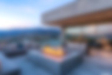 Rahatlamak için mükemmel, şömineli, rahat oturaklı, sakin bir teras seti keşfedin. Modern bir tasarımla çarpıcı alacakaranlık manzarasının tadını çıkarın..