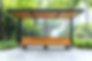 Bu resim yemyeşil bir bahçede modern bir mimari yapı sergiliyor. Yumuşak odak sakin ve sakin bir atmosfer yaratır. Rahatlamak için mükemmeldir..