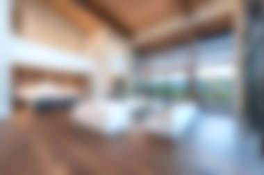 Doğal ışığı davet eden geniş pencereli, parlak ve ferah bir oturma odası. Bu modern iç mekan huzurlu bir ortamda konforu ve tarzı harmanlıyor..