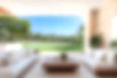 Şık ve modern bir oturma odası, yemyeşil manzaranın nefes kesici manzarasını sağlayan geniş pencerelere sahiptir. Parlak, davetkar alan rahatlamak için mükemmel..