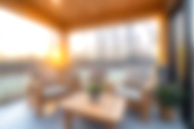 Havalı ahşap mobilyalar ve yemyeşil bitkilerle dolu bu rahat terasın sıcaklığını bir deneyin, dingin bir atmosfer için yumuşak akşam ışığı ile yıkanmış..