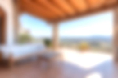 Bu görüntü, rahat mobilyaların ve yumuşak doğal ışık altında nefes kesici bir dağ manzarasının yer aldığı rahat bir avlu yakalar, dinlenme ve rahatlama için idealdir..