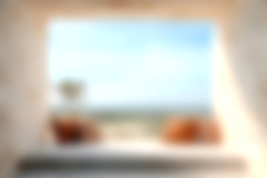 Doğal elementler üzerine yumuşak bir odak içeren sakin bir kıyı manzarası. Bu görüntü rahatlamayı, barışı ve doğanın güzelliğini temsil ediyor..