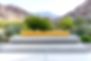 Yeşillik ve dingin dağ manzaralarıyla çevrili, rahatlama ve rahatlama için ideal modern oturma düzenlerinin yer aldığı davetkar bir açık alan keşfedin..