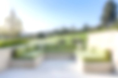 Açık hava, yemyeşil ve açık mavi gökyüzüne sahiptir. Rahatlama ve rahatlama aktiviteleri için mükemmel sakin bir atmosfer yaratır..