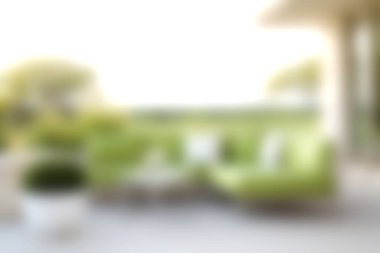 Yeşil yastıklı ve manzaralı sakin bir açık hava oturma alanı keşfedin. Rahatlamak için ideal, bu alan konfor ve zarafeti doğal ışıkta somutlaştırır..