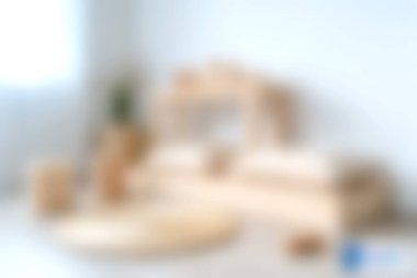 Doğal ahşap mobilyalar ve yumuşak tekstil içeren minimalist bir yatak odasının sükunetini hissedin, davetkar ve samimi bir atmosfer yaratın..