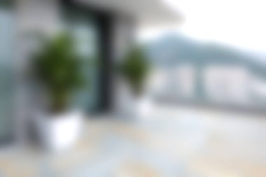 Saksı bitkileriyle süslenmiş şık bir balkon görüntüsü, modern kentsel yaşam ve doğal elementlerin sakin bir karışımını sergiliyor..