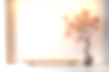 Zarif çiçekli minimalist bir sanat sergisinin yer aldığı parlak ve havadar bir iç mekan huzurlu yaşam için mükemmel ve davetkar bir atmosfer yaratıyor..