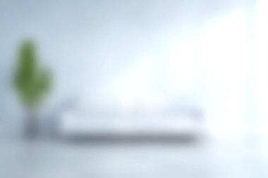 Doğal ışık ve yeşillik ile zenginleştirilmiş parlak bir ambiyansı olan sakin, minimalist bir yatak odası. Ev dekorasyonu ilhamı için ideal.