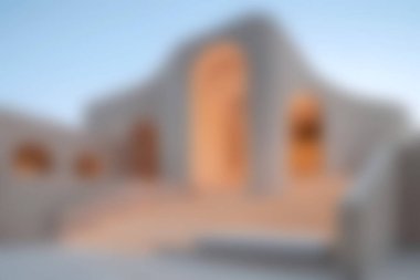 Bu resim, sıcak ortam aydınlatmasını ve tasarım elementlerini ön plana çıkaran, modern mimari bir yapının dingin güzelliğini sergiliyor..