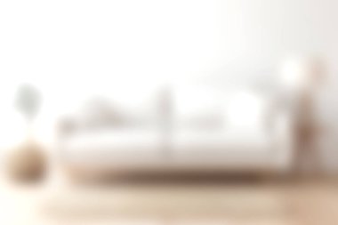 Parlak ve havadar modern oturma odası dekoratif yastıklarla süslenmiş şık beyaz bir kanepe. Minimalist dekor rahatlamak için mükemmel bir ortam yaratıyor..