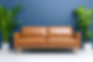 Çarpıcı mavi bir duvara karşı canlı yeşil bitkilerle tamamlanmış şık kahverengi bir kanepenin yer aldığı rahat, modern bir oturma odası. Ev dekorasyonu için mükemmel..