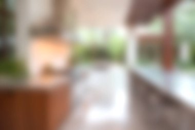 Bu resim, açık alan ve doğal ışığın rahatlatıcı bir atmosfer için etkisini vurgulayan modern bir mutfak içini gösteriyor..