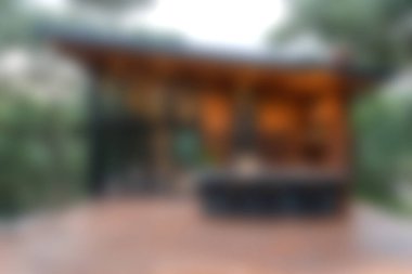 Bu resim, yemyeşil alanların arasına yerleştirilmiş rahat bir ahşap kulübe sergiliyor ve mükemmel bir huzur içinde geri çekiliyor. Huzur ortamı rahatlamayı ve doğayla bağlantıyı davet ediyor..