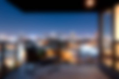 Alacakaranlıkta terastan çekilen sakin şehir manzarası yıldızlı gökyüzüne karşı güzel şehir ışıkları sergiliyor. Seyahat ve rahatlama temaları için mükemmel.