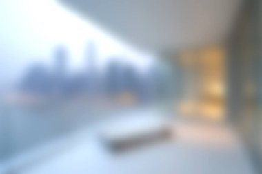 Minimalist tasarım unsurlarının yer aldığı sakin, modern bir balkon sakin bir kentsel ufuk çizgisi manzarası sunuyor. Yumuşak doğal ışık, sakin atmosferi güçlendirir..