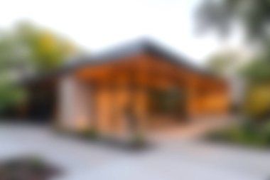 Mimari ve doğanın uyumlu bir karışımını sunan verimli yeşilliklerle çevrili modern bir ahşap ev. Davet edilen alan, açık havada yaşamayı geliştiren eşsiz bir tasarım içeriyor..