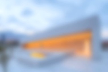 Günbatımında rahatlama ve sükunet için mükemmel bir açık hava alanı gösteren modern bir mimari tasarımın büyüleyici bir görüntüsü..