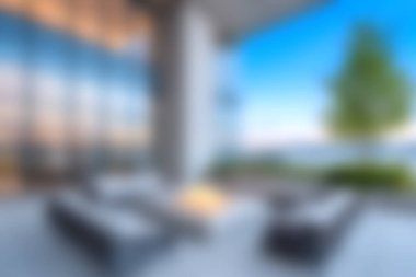 Modern bir açık hava salonu. Şık mobilyaları ve okyanus üzerinde çarpıcı bir gün batımı manzarası var. Rahatlamak ve rahatlamak için mükemmel..