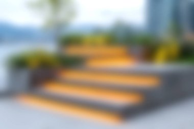 Bereketli yeşillik ve canlı çiçeklerle çevrili göz kamaştırıcı, modern bir merdiven, sakin bir sahil kenarında davetkar bir açık hava alanı yaratır..