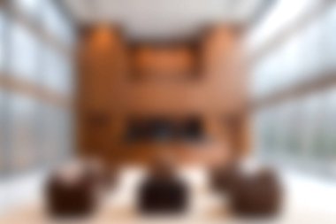 Bu şık oturma odasındaki modern ve rahat ortamın doğal ışığı davet eden ve davetkar bir atmosfer yaratan büyük pencereleri deneyin..