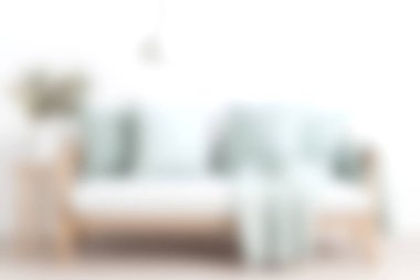 Yumuşak tekstil ve minimalist dekoru olan rahat, modern bir oturma odası keşfedin, rahatlama ve stil için parlak ve davetkar bir atmosfer yaratın..