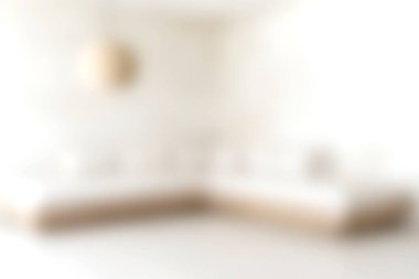 Bu resim, açık renk ve basit dokuların sergilendiği, sakin ve misafirperver bir atmosfer yaratan modern minimalist oturma odasının yumuşak odak açısını yansıtıyor..