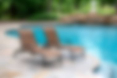 Güneşli bir havuz kenarının huzurlu atmosferinin keyfini çıkarın. Soda kenarındaki rahat şezlonglar dinlenmek ve dinlenmek için mükemmel..