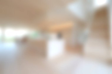 Bu resim, çağdaş yaşamda sakin ve davetkar bir atmosfer yaratan, temiz çizgilerle aydınlık ve açık bir alan gösteren modern bir minimalist iç mekanı gösteriyor..