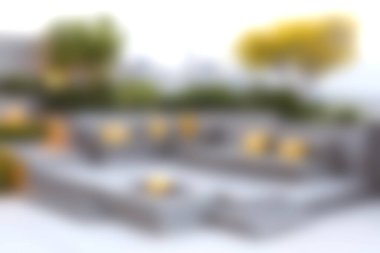 Parlak ve şık bir yaşam alanı modern koltuklar, canlı yastıklar ve rahat ve rahat bir ortam yaratan yemyeşil bir ortam..