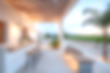 Rahat bir oturma yeri, güzel bitkiler ve yumuşak güneş ışığı olan rahat bir yaşam alanı. Rahatlamak ve huzurlu ortamın tadını çıkarmak için mükemmel..