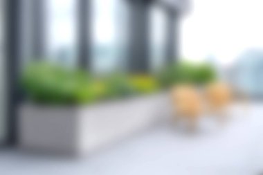 Canlı yeşil bitkilerin ve rahat açık hava sandalyelerinin yer aldığı sakin bir balkon sahnesi dinlenme ve rahatlama aktiviteleri için mükemmel bir şehir inzivası yaratıyor..