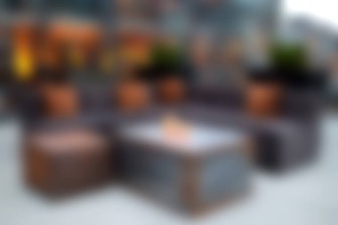 Şık bir oturma odası ve sıcak bir ateş çukuru olan modern bir açık hava salonu. Zarif ortamlarda yaz toplantıları ve dinlenme için mükemmel..