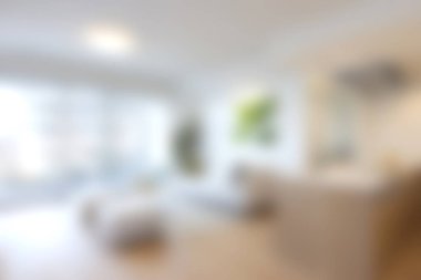 Parlak ve modern bir oturma odası, rahat bir atmosferi var, minimalist tasarım elementleri, şık mobilyalar, ve doğal ışık bir karşılama alanı yaratıyor..